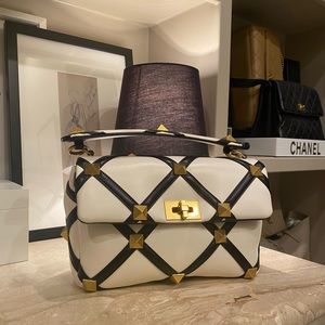 New Designer Valentino Roman Studs Medium Chain Shoulder Bag Lambskin white